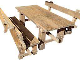 Дубовый набор мебели, стол и две скамьи.