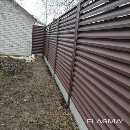 Горизонтальный забор жалюзи красно‑коричневого цвета на бетонном основании с усиленными па