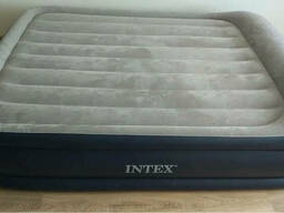 Надувная кровать Intex 152x203x42 Deluxe Pillow Rest Reised Bed, встроенный насос 220V. ..