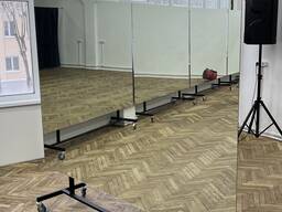 Передвижные зеркала на сварном металлическом каркасе с колесиками.