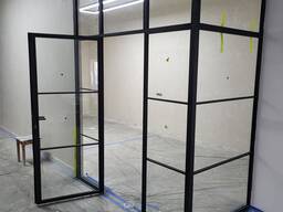 Перегородки отделения зоны со стеклом и металлом.