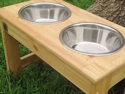 Подставка с мисками для собак крупных пород.