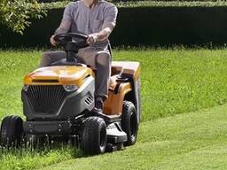 Покос травы трактором со сбором травы