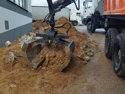 Самосвал с грейферным ковшом