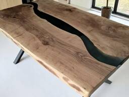 Стол из эпоксидной смолы и дуба