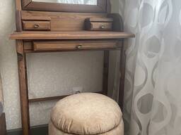 Туалетный столик с зеркалом