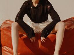 Укороченный джемпер с дырками