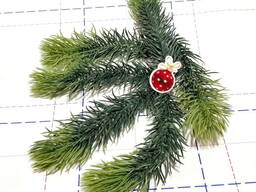 Ветки ели пластик 14 см. Цвет Зеленый с салатовыми кончиками