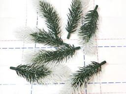 Ветки ели пластик 14см. Цвет Зеленый с белыми кончиками.